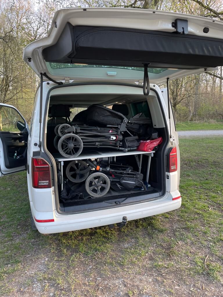 Auto mit geöffnetem kofferraum voller sachen für das camping konzept der  familienzeit im freien im wald modernes europäisches fahrzeug von hinten im  wald